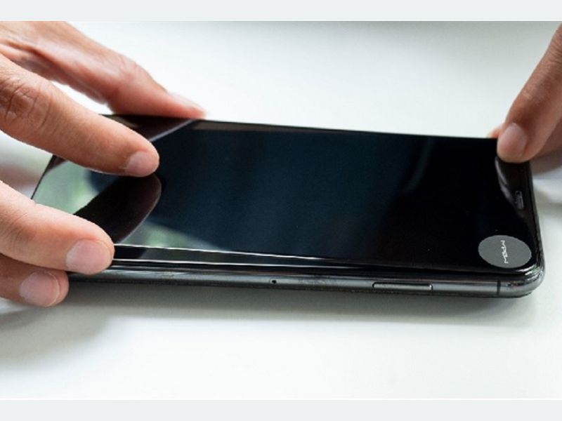 Kiểm tra miếng dán cường lực xử lý lỗi điện thoại Samsung bị giật màn hình