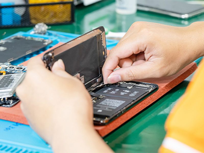 Kiểm tra và thay pin điện thoại ở đâu uy tín?