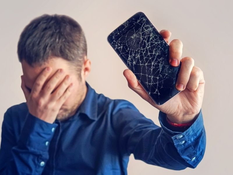 Kính cường lực điện thoại bị nứt hoặc vỡ có ảnh hưởng gì?