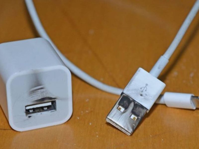 Sử dụng củ sạc và cáp sạc chính hãng