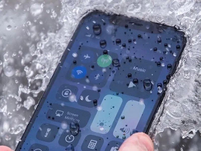 Màn hình iPhone bị ẩm hoặc dính nước