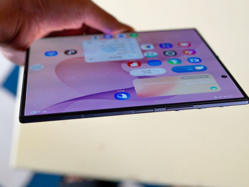 Kết hợp phím Cạnh và phím Giảm âm lượng