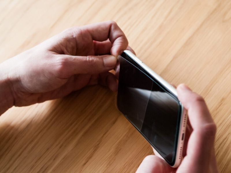 Những lỗi thường gặp khi tự dán màn hình điện thoại