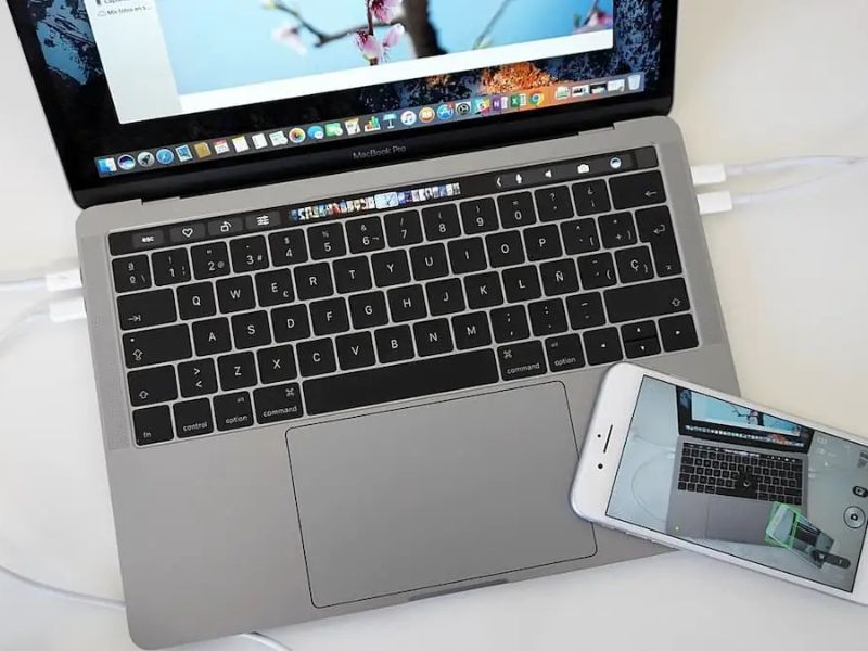 Sạc iPhone có thể sử dụng để sạc MacBook không?
