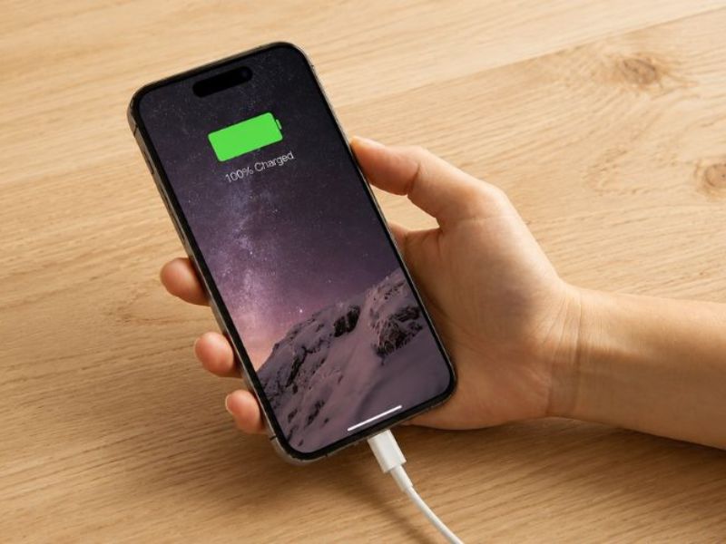 Sạc pin iPhone 15 Pro Max đúng cách
