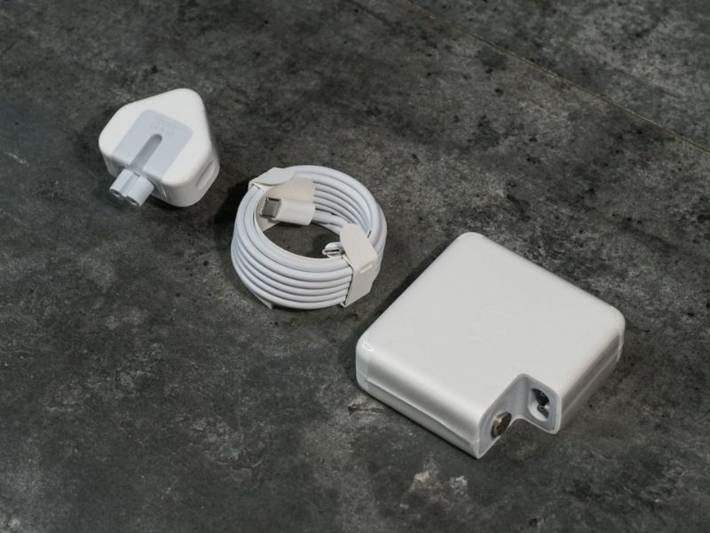Sử dụng củ sạc iPhone cho MacBook có ảnh hưởng gì không?