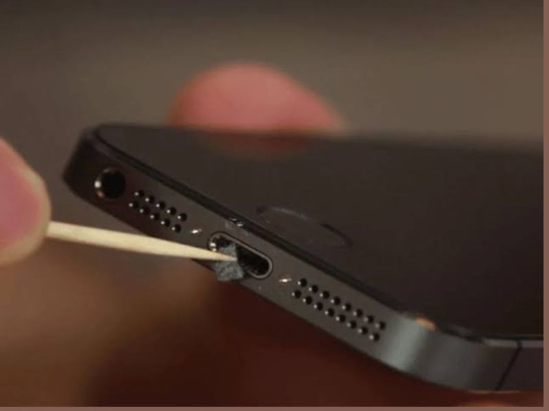 Vệ sinh sạch sẽ cổng sạc của iPhone