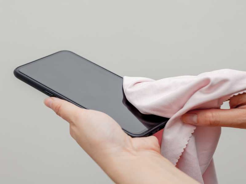 Vệ sinh màn hình điện thoại đúng cách