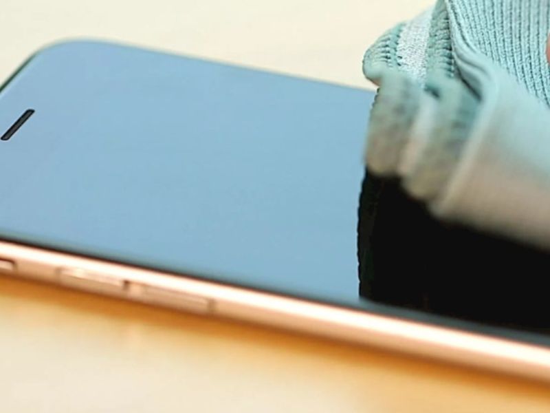 Lau màn hình iPhone bằng khăn mềm