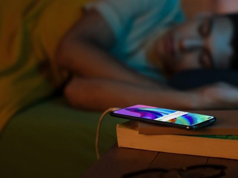 Vì sao nhiều người vẫn có thói quen sạc điện thoại qua đêm?
