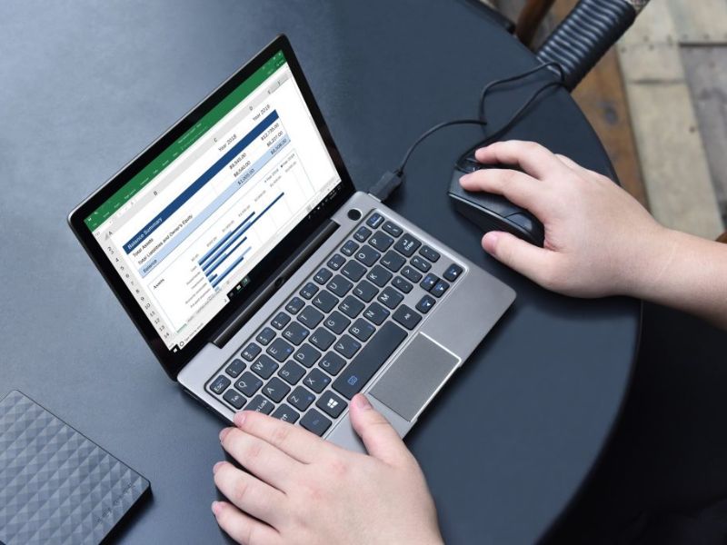 Vừa cắm sạc vừa sử dụng laptop Dell có gây hại không?