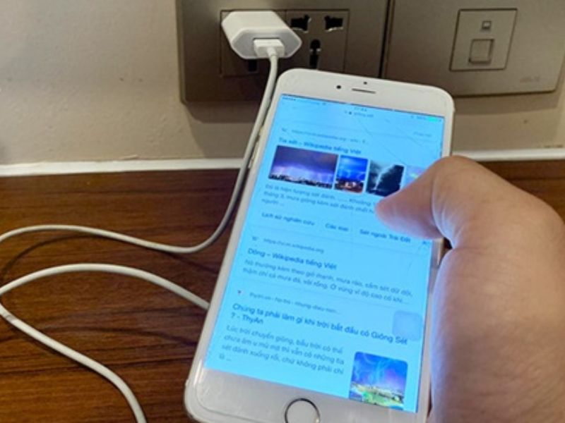 Vừa sạc vừa sử dụng iPhone có ảnh hưởng gì không?