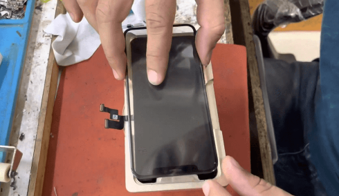 Quy trình ép kính iPhone XS diễn ra như thế nào?