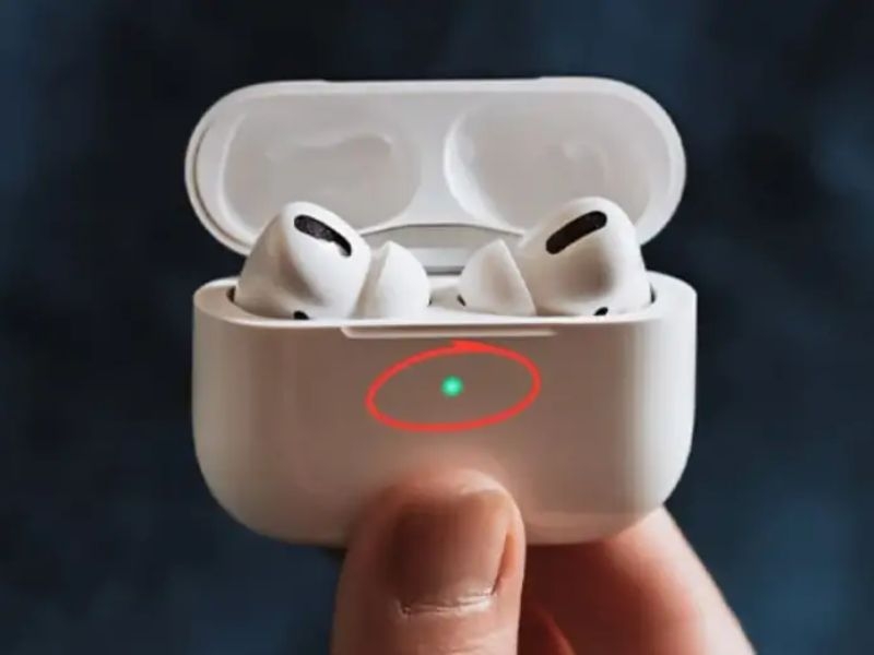 AirPods nháy đèn xanh liên tục do đâu? Cách khắc phục nhanh chóng