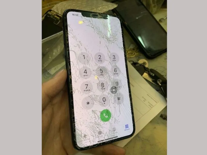 iPhone 12 Pro Max bị vỡ màn hình xử lý ra sao?