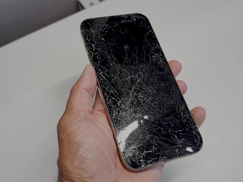 Kính cường lực điện thoại bị nứt phải làm sao?