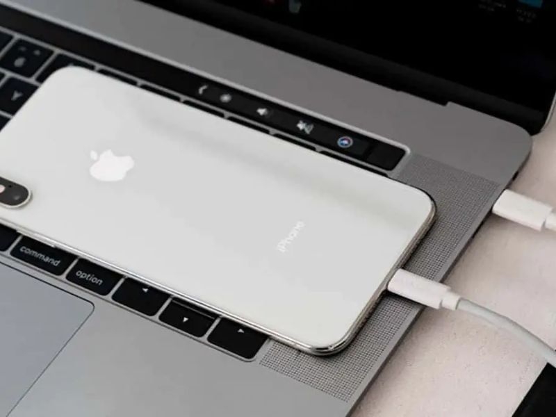 Sạc iPhone có sạc được MacBook không? Những điều cần biết