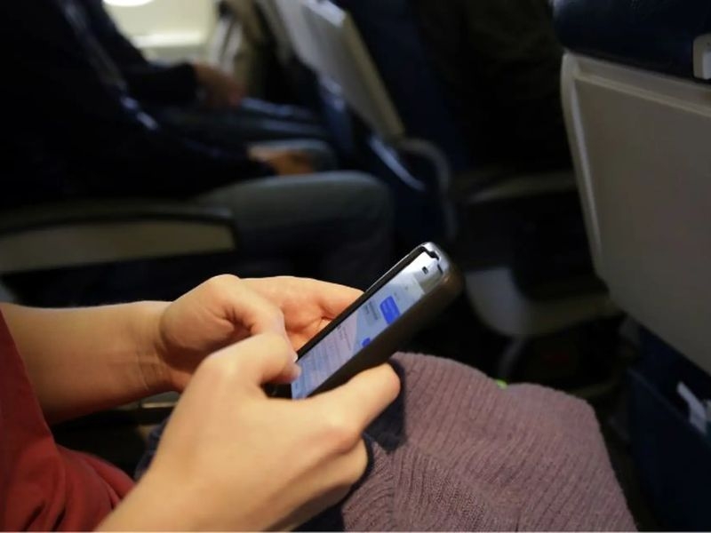 Trên máy bay có được dùng 4G không? Giải đáp chi tiết