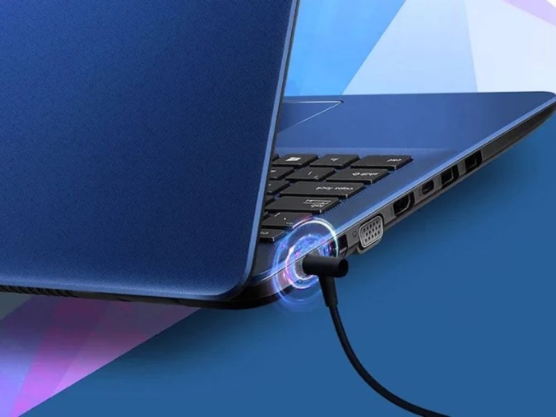 Vừa sạc vừa dùng laptop Dell có sao không? Có ảnh hưởng gì?